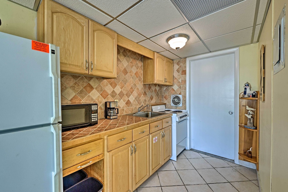 Wildwood Crest Condo w/ Pool: Walk to Restaurants!