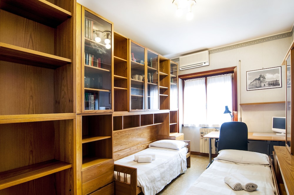Aurelio & Vaticano Elegant Flat