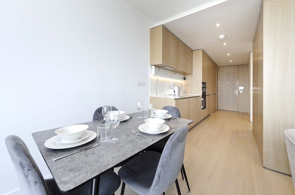 Luxury Waterfront Studio in Canary Wharf by Underthedoormat