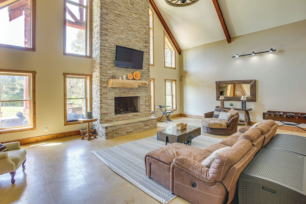 Spacious Group Getaway Near Cumberland River!