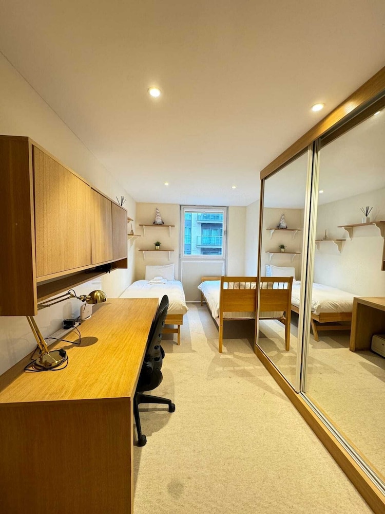 Contemporary 2BD Flat W/balcony Canary Wharf!