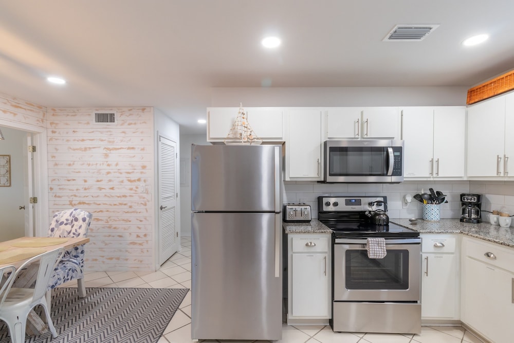 Destin Dolphin by Avantstay 2 Mins Walk To Beach w Pool Large Outdoor Entertaining Area