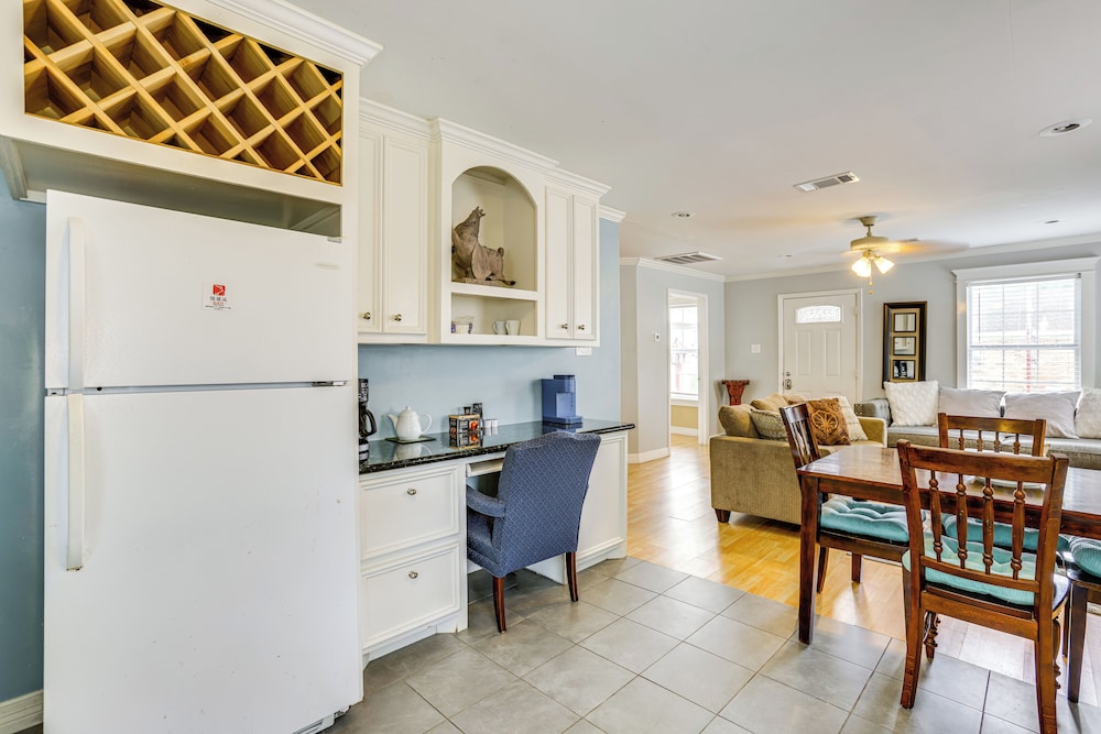 9 Mi to Downtown Houston: Cozy Cottage w/ Patio!