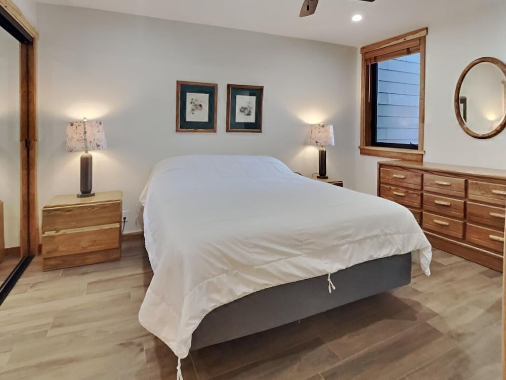 Spacious Condo with Loft, Next to Onsite Ski and Snowboard Rentals! by RedAwning view 4