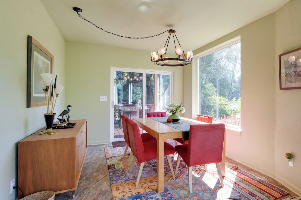 Prime Mckenzie River Gem: Sunroom + Views!