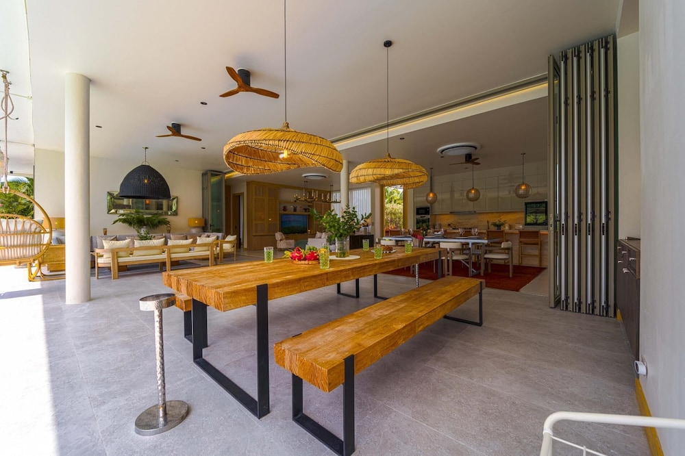 Ultra-Modern 6-Bedroom in GolfCourse PH6