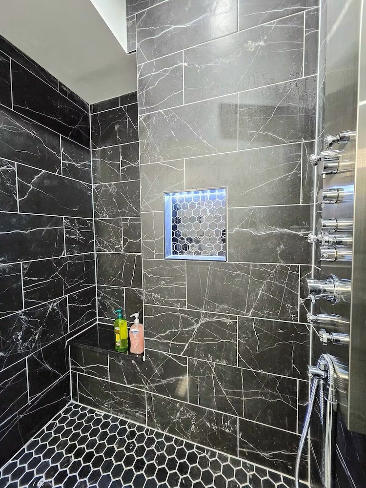 Cozy Home near City Center with Hot tub