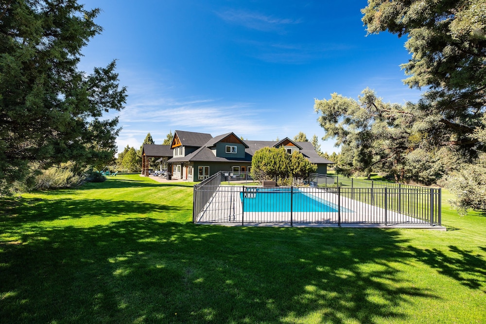 Family-Friendly Dara Oaks Home with Private Hot Tub and BBQ on the Deck by RedAwning