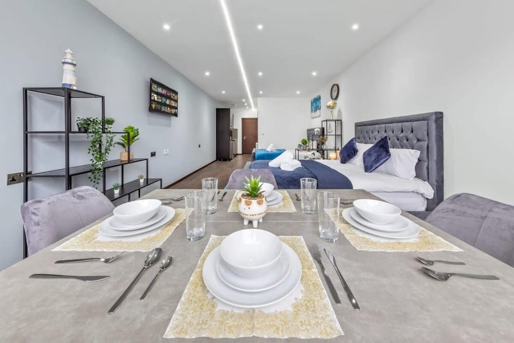 Modern Spacious Sleeps 4 Studio Golders Green