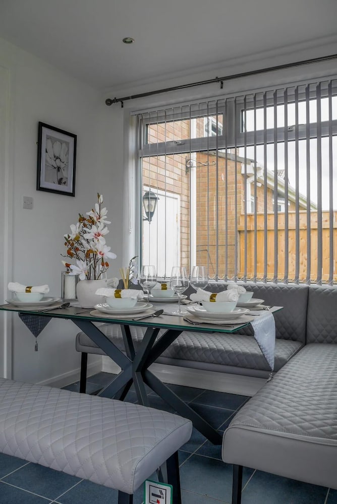 Stylish 4 Bed Apartment- Private Garden & Sleeps 8