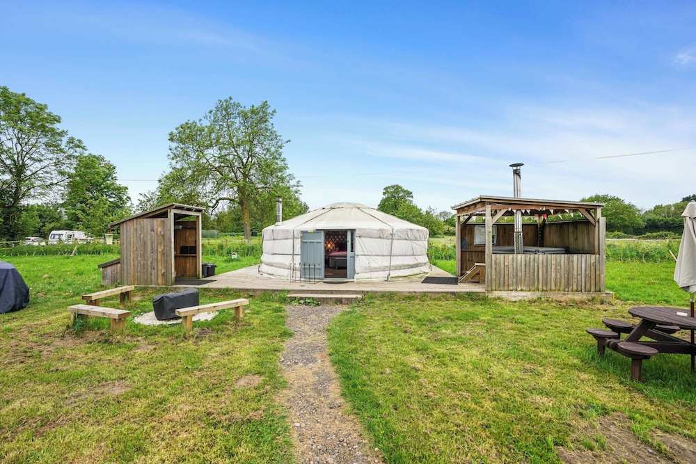 Glamp and Tipple view 5