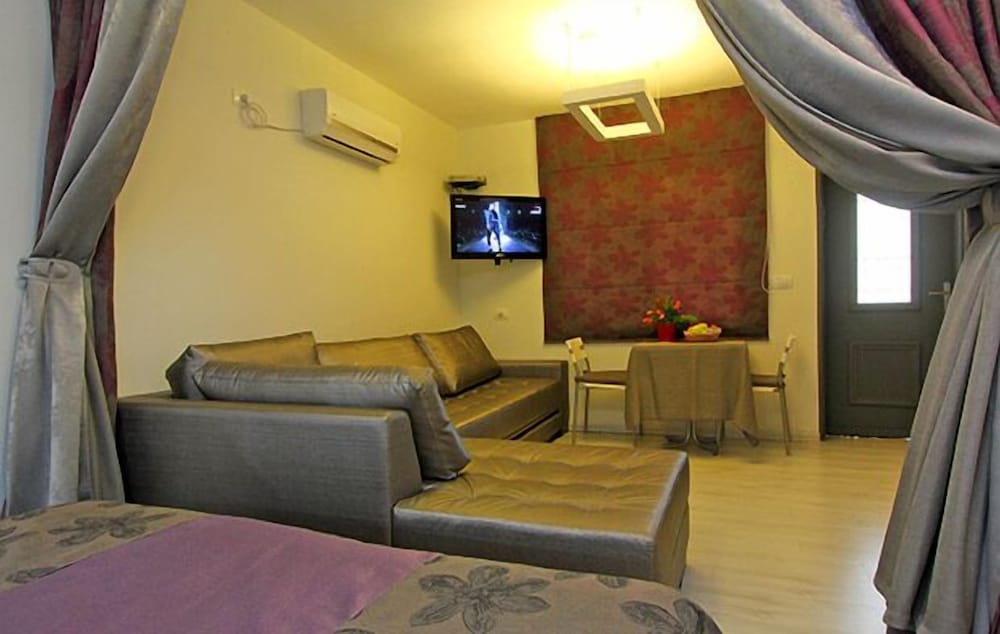 Nuriel Fruit & Guest House