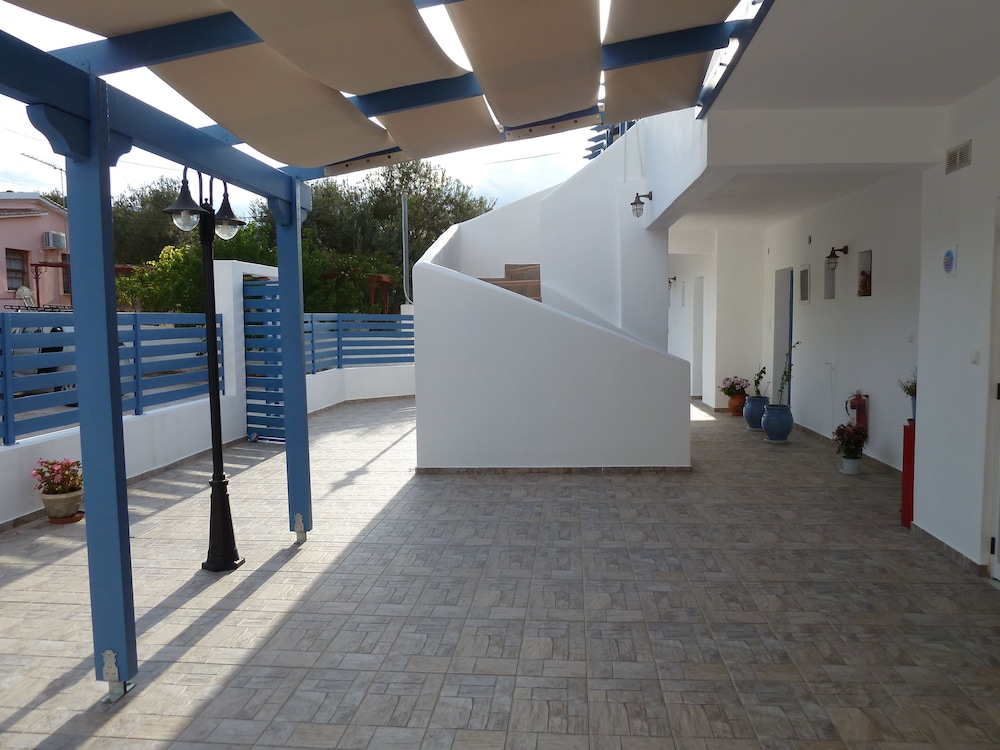 Dedes Apartments
