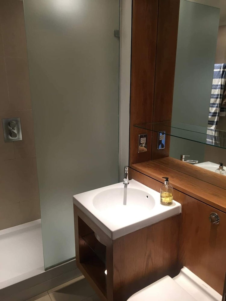Modern 3 Bedroom Apartment in Paddington