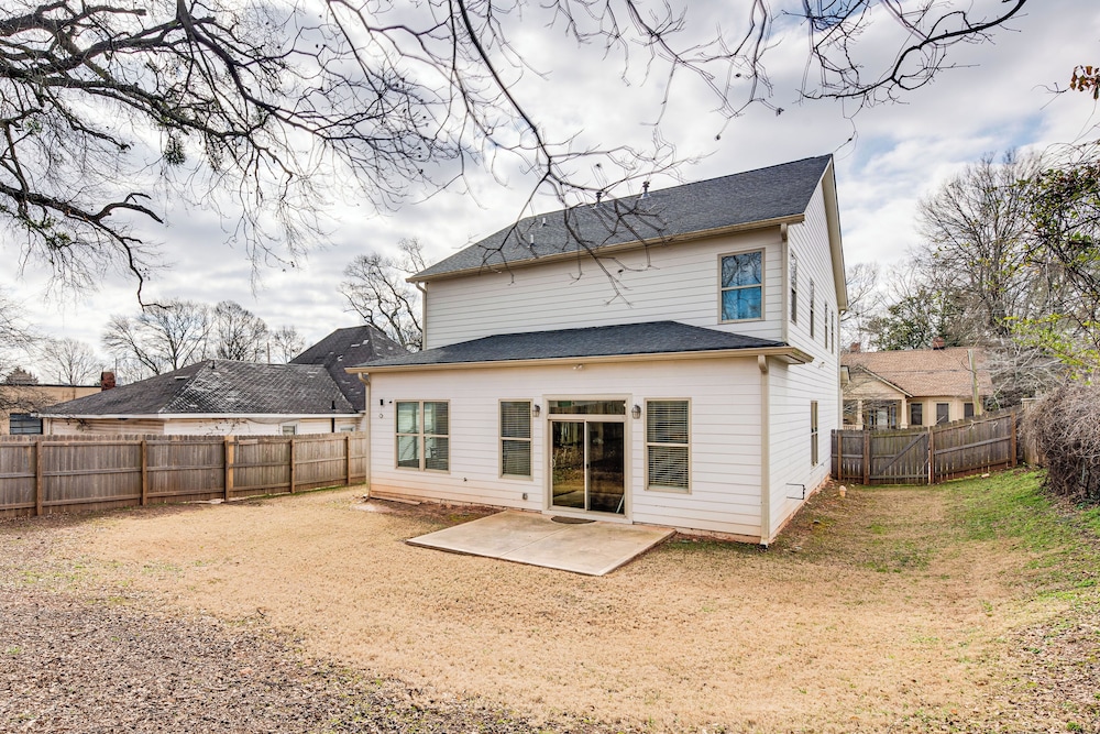 6 Mi to Downtown Atlanta: Spacious Home w/ Yard