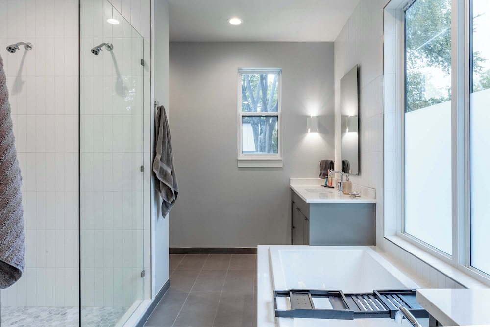 Upstay: Luxe Pool Retreat7 Min to Rainey St