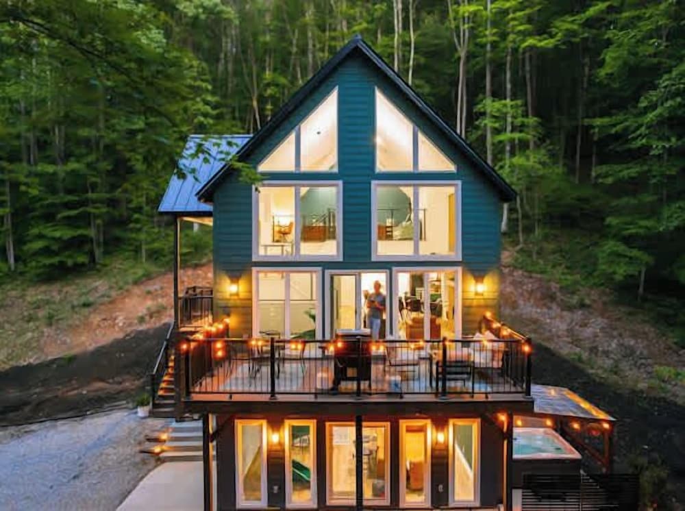 The Greenhouse With Indoor Slide Close to Hocking Hills