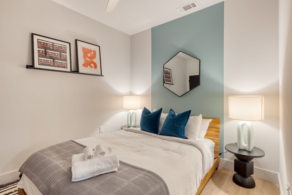 Wonderstruck Walkable Midtown Location at Odyssey Pool BBQ Fitness Room