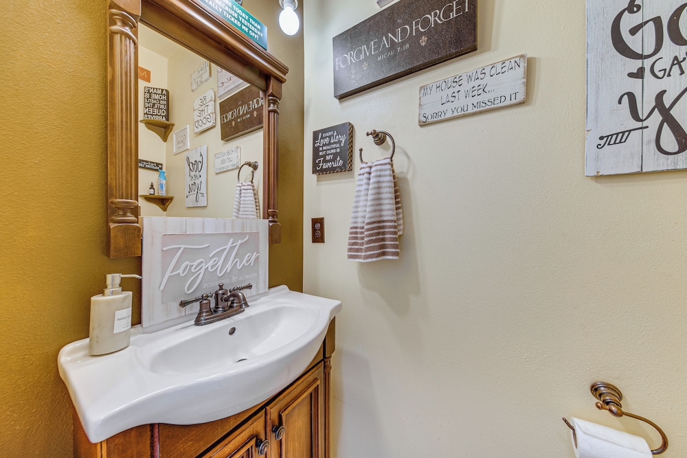Spacious Yard & Deck: Home 8 Mi to Puget Sound!