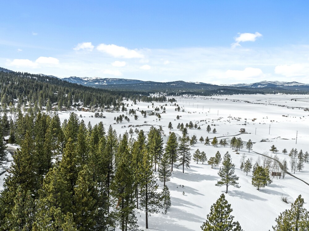 Lake Tahoe Vacations - 4 Bedroom Home at 392 Skidder Trail by RedAwning Save 10 on 3 Nights, 15 on 5 Nights! - Property Image 2