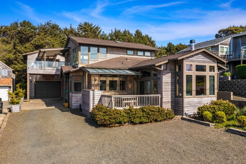 The Castle Rock Estate by Avantstay Steps From Arch Cape Beach w/ Hot Tub & Sauna in Arch Cape, US