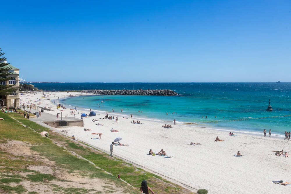 Beautiful 3BR Beachside Apt in Cottesloe!