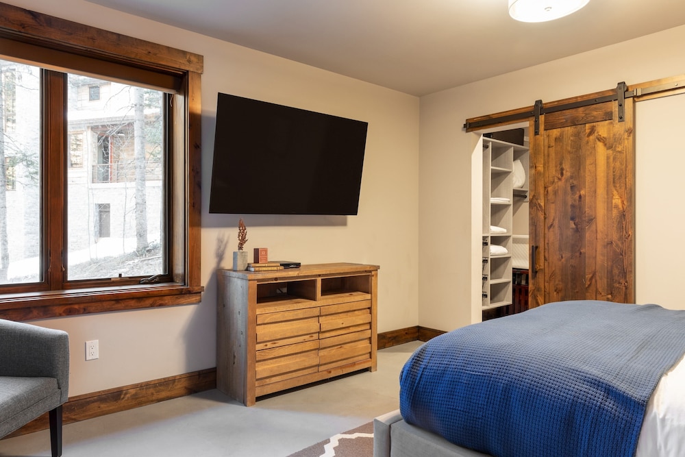 Apex by Avantstay Cozy Expansive Mountain Home Close to the Slopes w/ Hot Tub! view 2