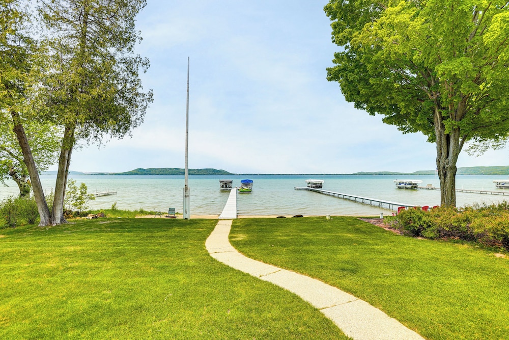 Autumn Escape on Glen Lake: Waterfront Cottage!
