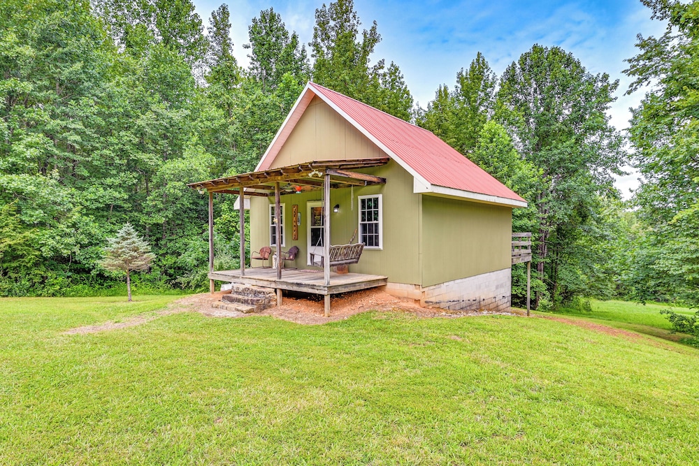 Kentucky Cabin Retreat w/ Covered Porch & Views