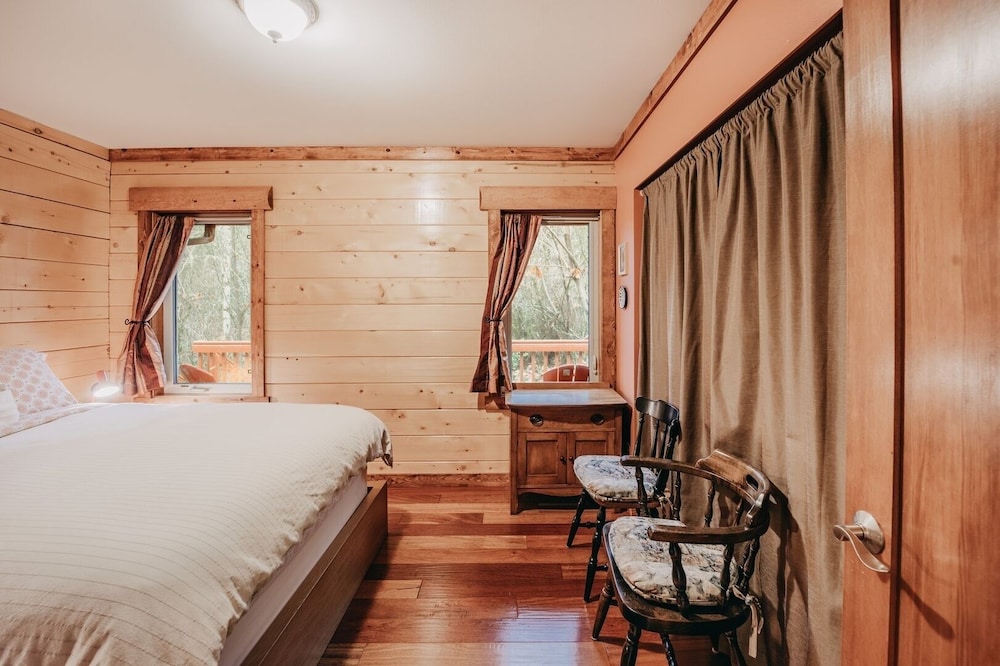 21gs - Log - Pets Ok - Sleeps 6 3 Bedroom Home by RedAwning