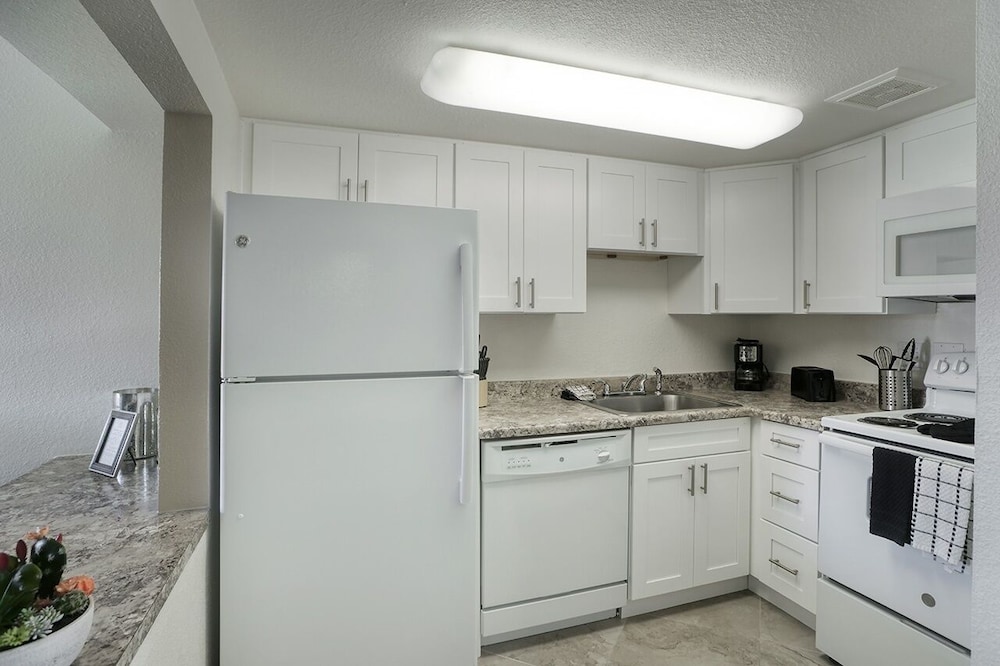 206 Fully Furnished 1BR Suite-Prime Location! by RedAwning view 2