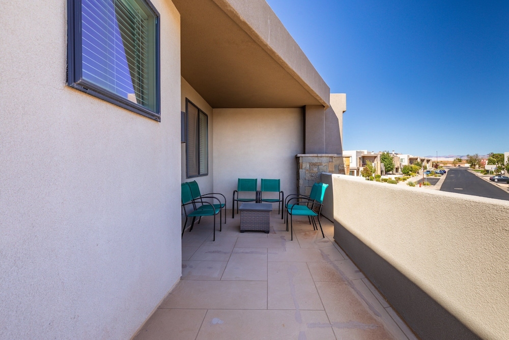 Grand Coral Estate 6 Bedroom Townhouse