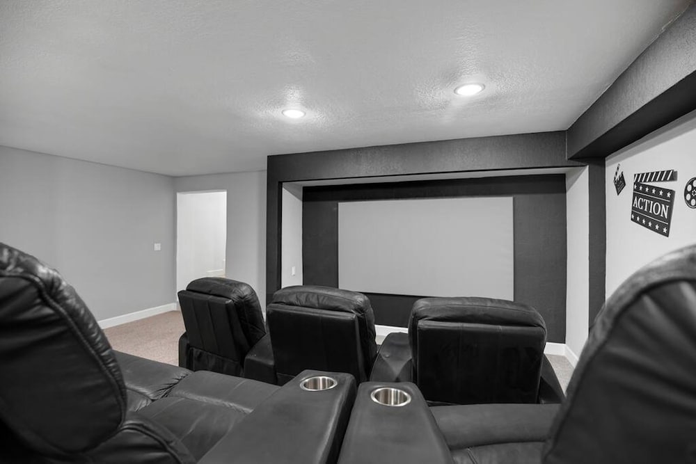 Huge Golf Course Home-free Heated Pool Theatre Gym