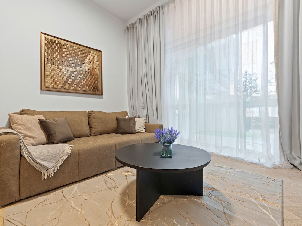Living No. 5 by GT7 Hospitality