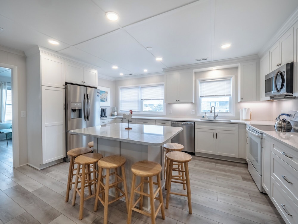 Lindy-B by Topsail Realty