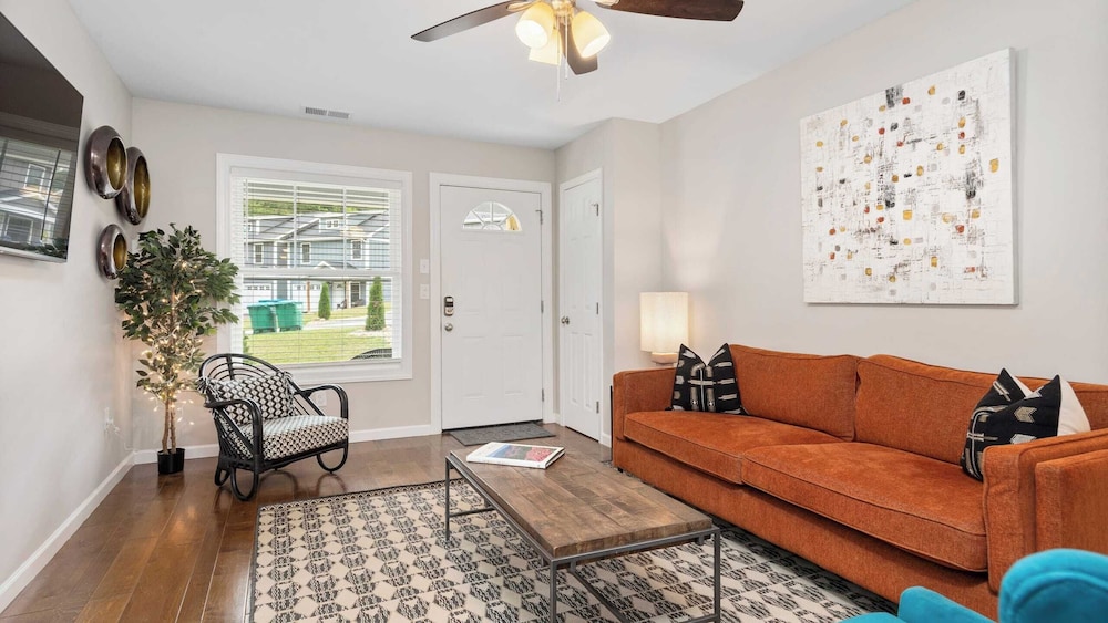10 Townhomes, Sleeps 89 6 Mins to DT Asheville Sycamore Cove by Avantstay