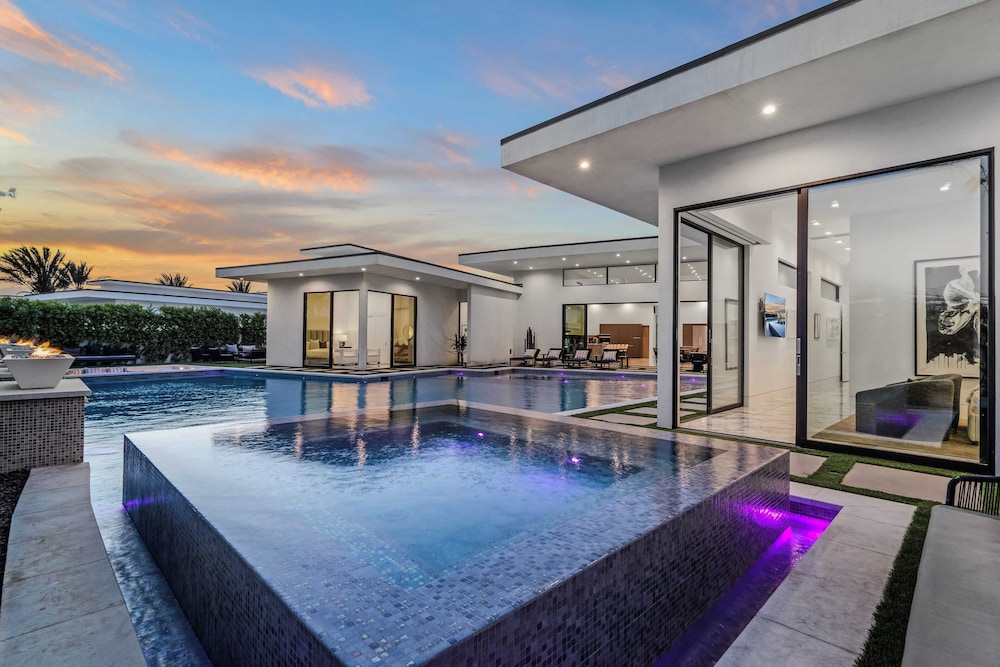 Sleeps 20 Pool & Pickleball Villa Near Golf, Dining & Fun Bravo Villa #2 by Avantstay