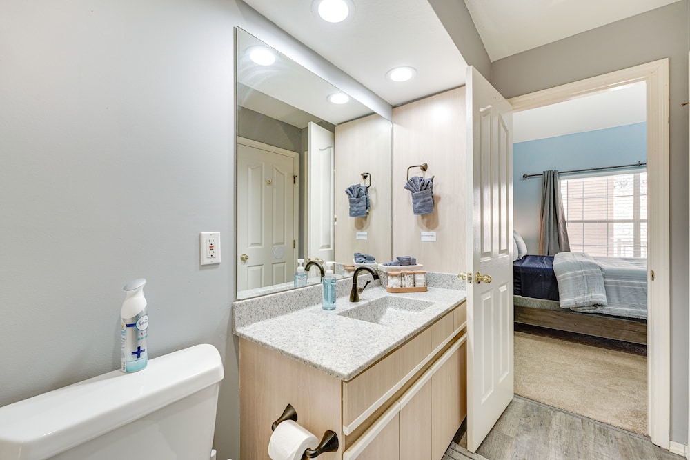 Updated Branson Condo w/ Lake Taneycomo Views!