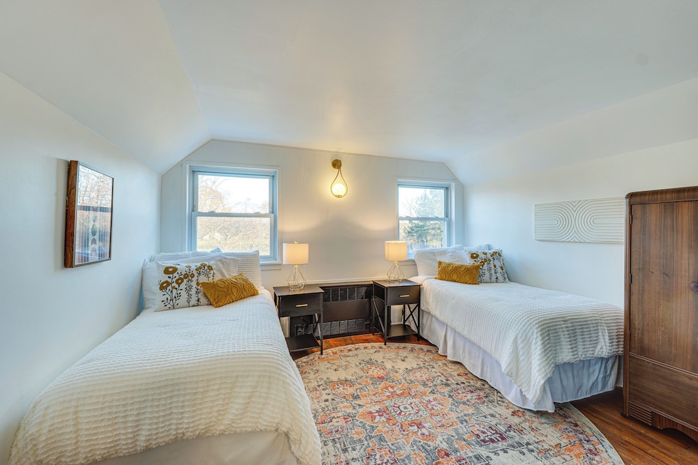 Charming Gardiner Home w/ Yard & Sunroom