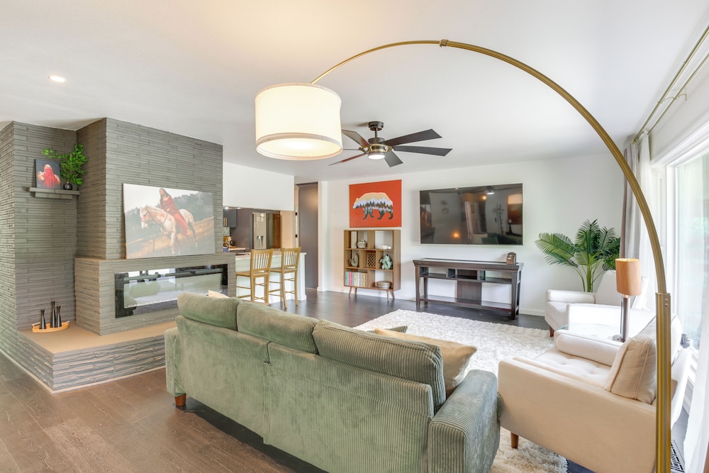 Modern Creekside Retreat 1 Mi to Spirit Mtn Casino