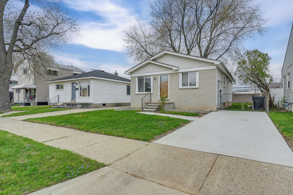 3 Mi to Dtwn Royal Oak: Getaway w/ Fenced Yard!