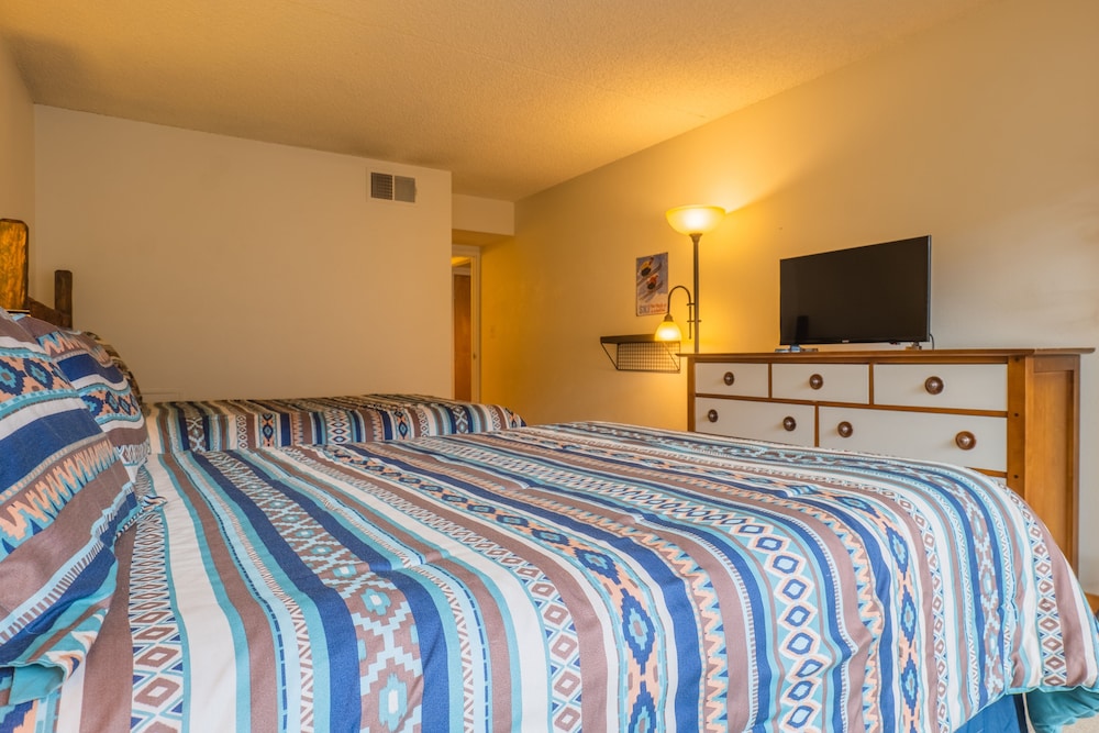 Comfortable Cozy Condo - Short Walk to American Eagle Lift - SH402 by RedAwning