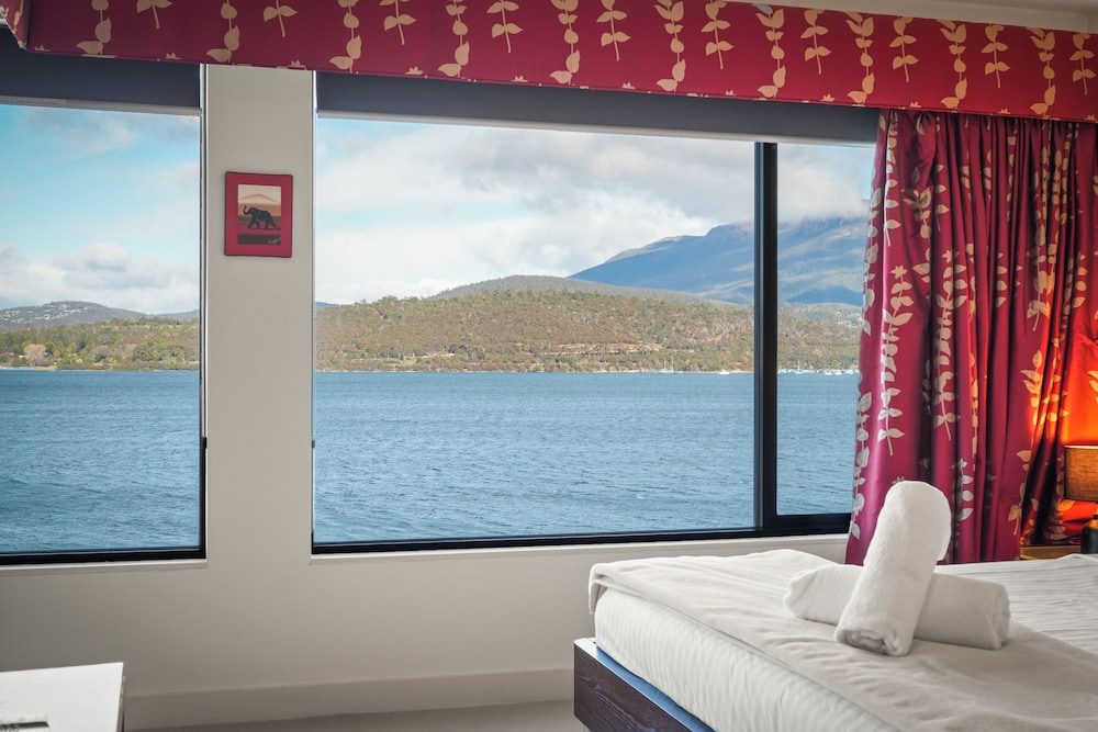 Waterfront Home - Gorgeous Views - 2 Bed