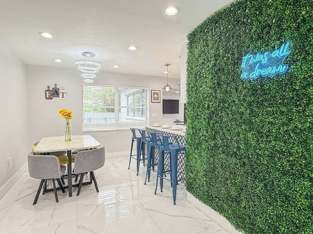 Modern Escape Chef s Kitchen Private Yard