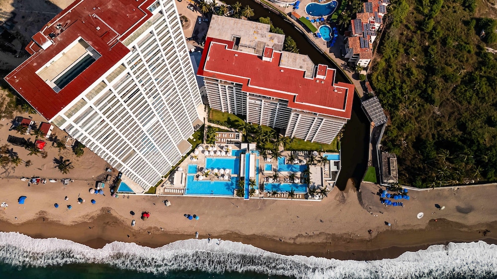 Stunning Beachfront Condo Sea Views Pools