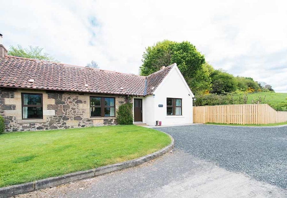 Maple Cottage With Hot Tub Near Cupar, Fife