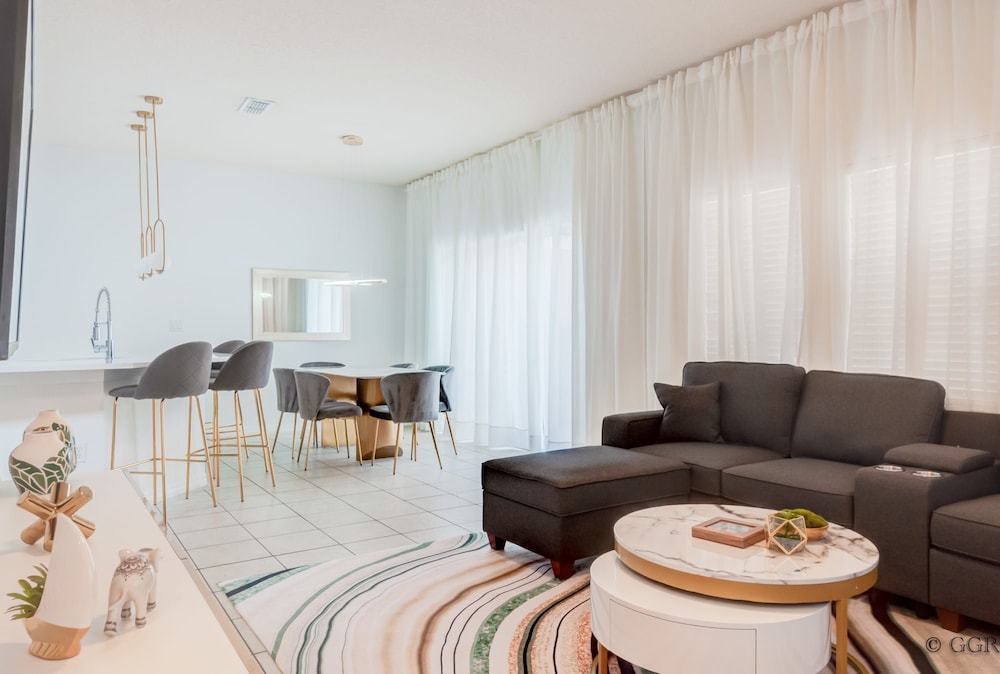 8523 Charming Townhouse Perfect for Family view 3