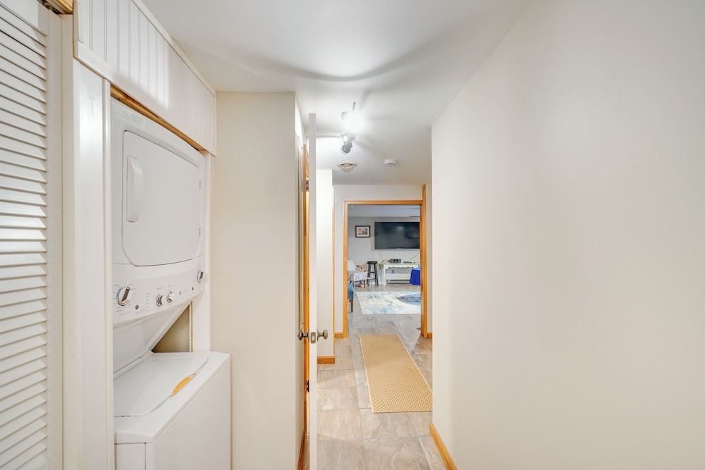 Knoxville Home: On-site Hiking & Outdoor Kitchen!