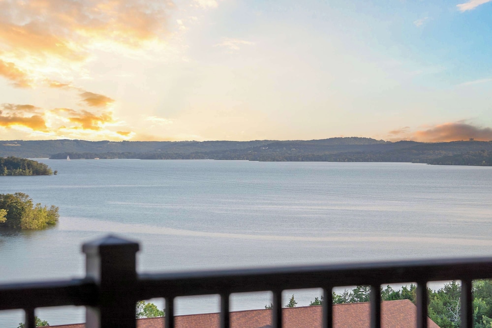 Chill on the Hill - Lake Views!