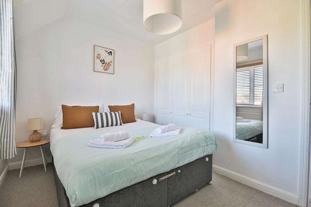 2 Bed House Near Beach with Free Parking